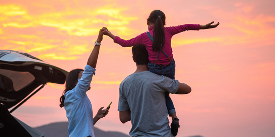 akşam vaktinde sırtını dönmüş mutlu aile