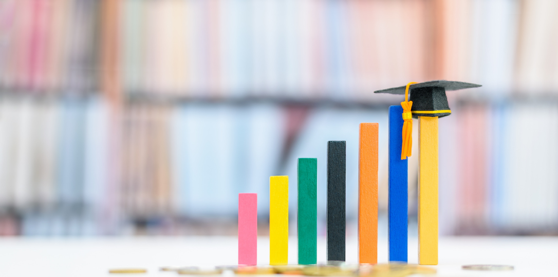 Artan çubuk grafik ve mezuniyet şapkası ile eğitim başarısı