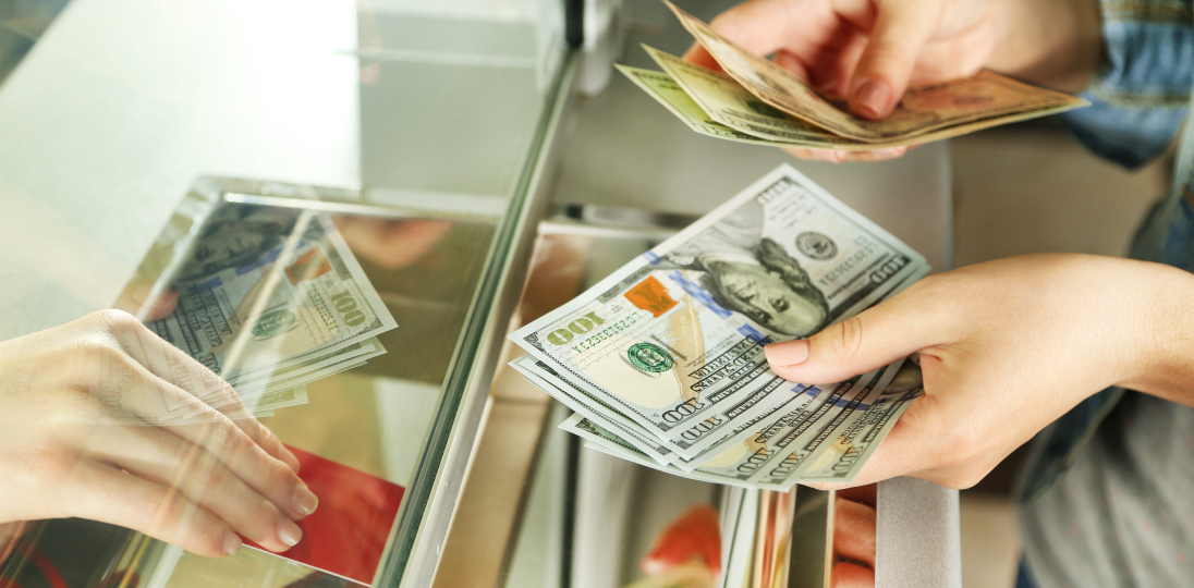 Dolarlarla yapılan döviz işlemi