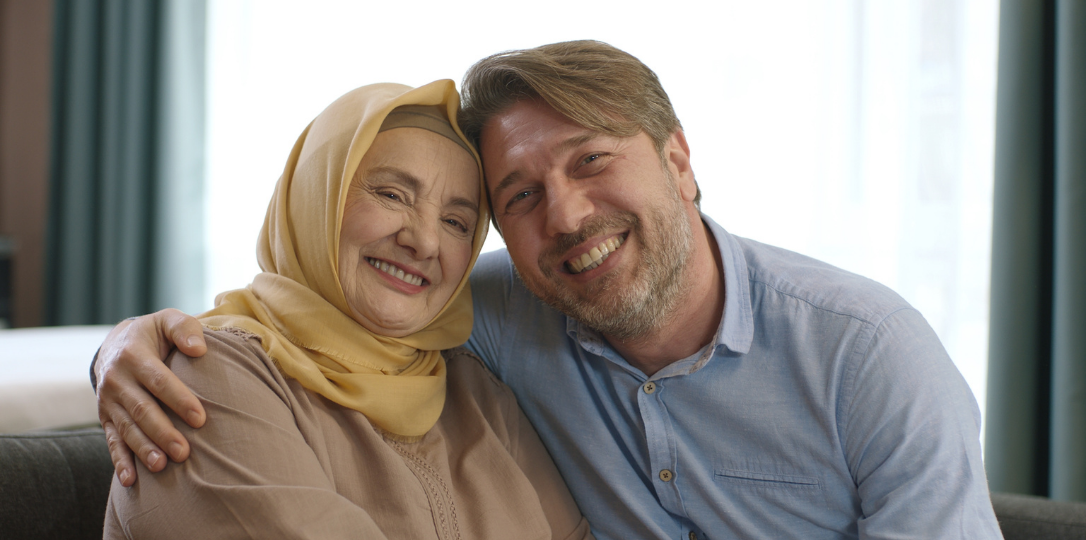 emekli annesine sarılan oğlu