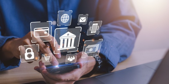 Mobil bankacılık uygulamasını kullanan kişi