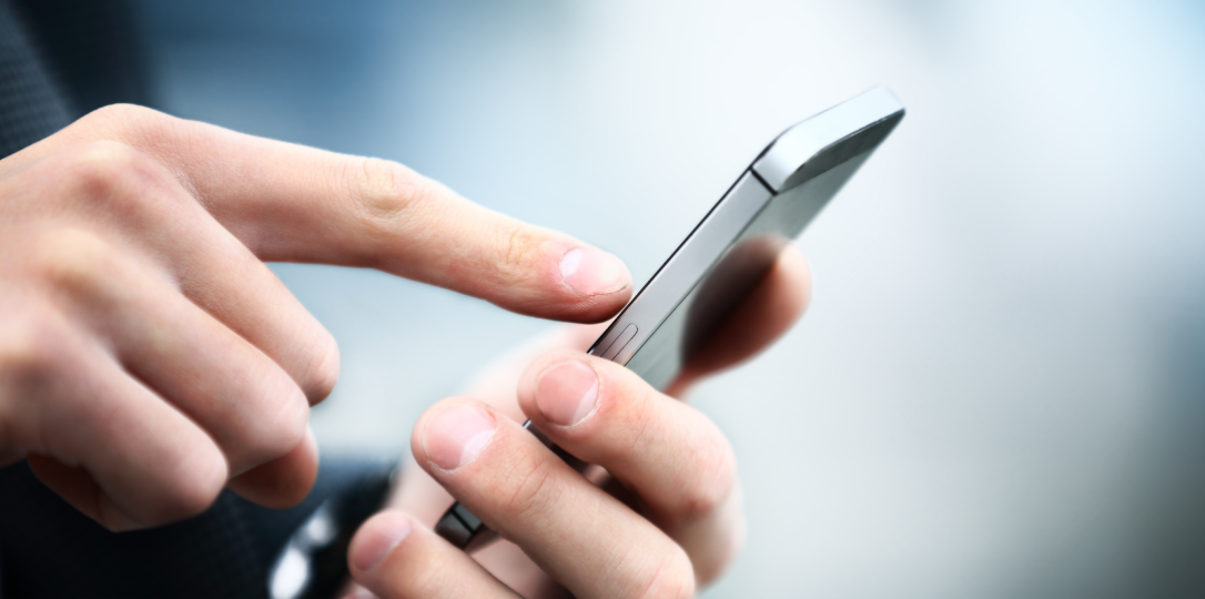 Akıllı telefon ekranına dokunan kullanıcı