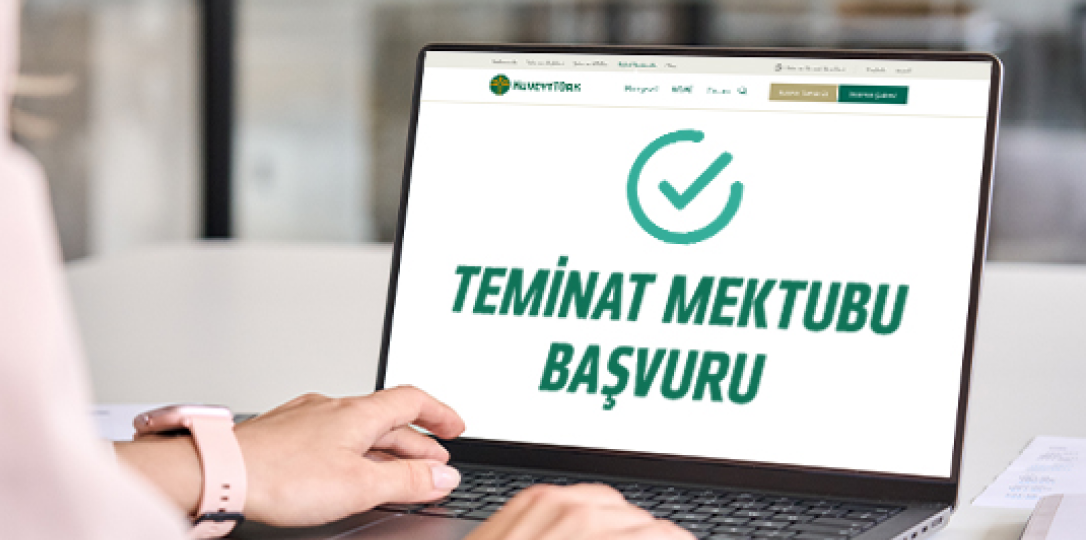 bilgisayar başında bir karın ve ekranda teminat mektubu başvuru onayı
