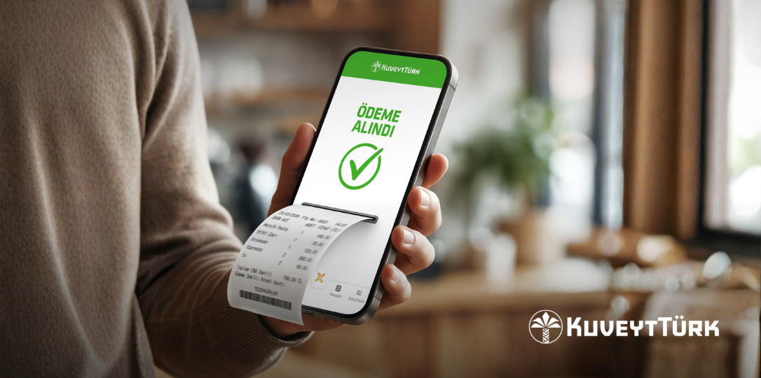 elindeki cep telefonu po olarak kullanan kafeci