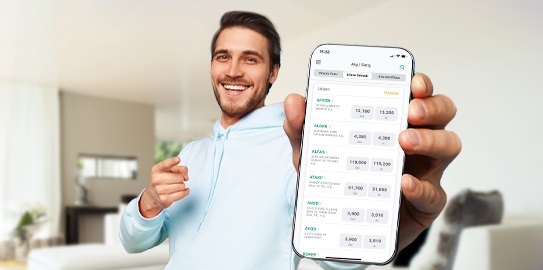 A male customer showing the stock buy sell screen