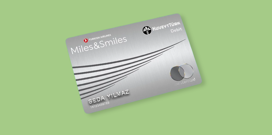 Yeşil arka plan üzerinde çapraz konumlanmış Miles&amp;Smiles Kuveyt Türk Debit Kart